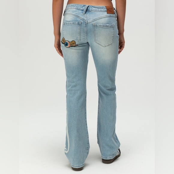 *NWT* VON DUTCH Low Rise Bootcut Patch Embroidered Jeans Light Wash - Picture 3 of 10